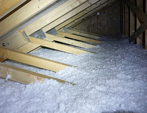 Zateplení stropu novostavby rodinného domu pomocí foukané izolace